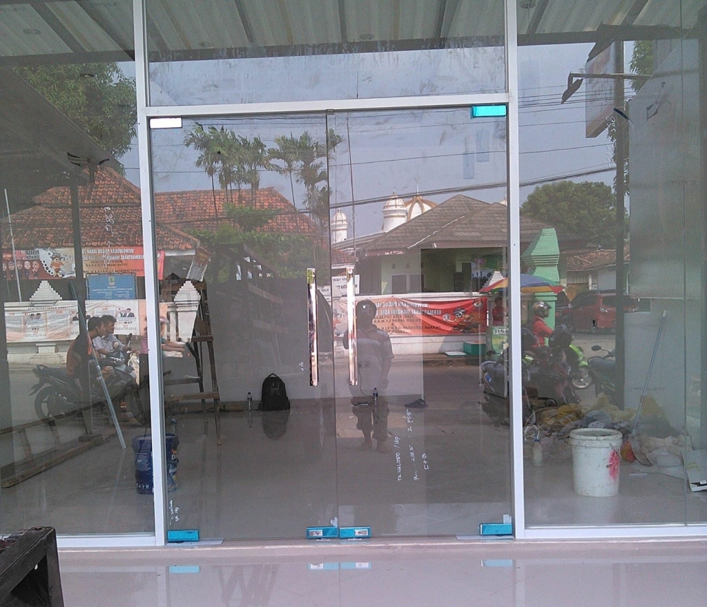 pintu aluminium di grand wisata